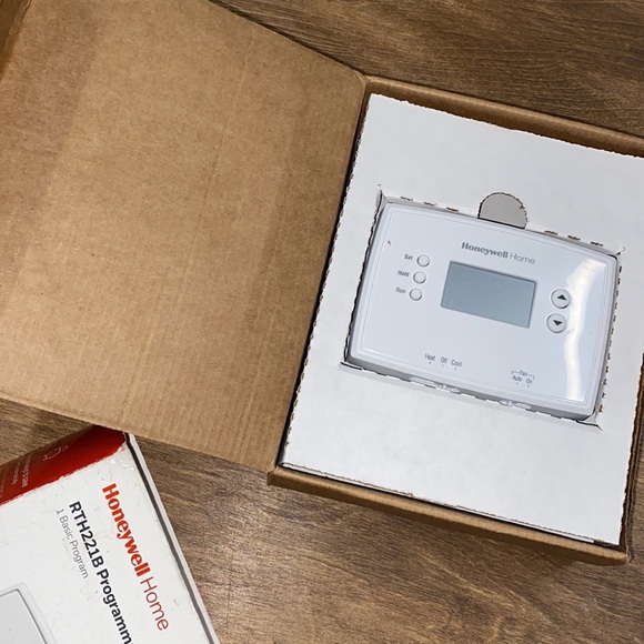 RH221B 1 week programmable thermostat new in box - Picture 7 of 7